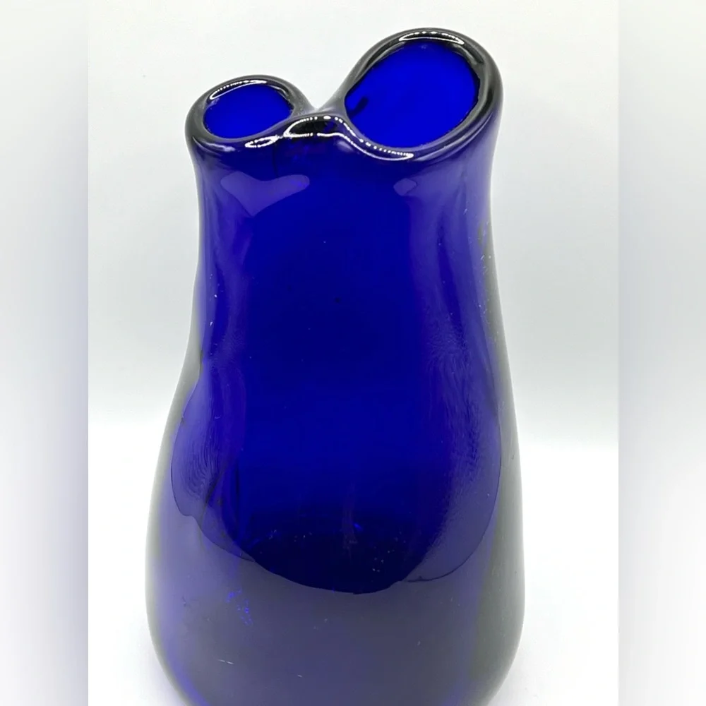 Hand Blown Art Glass Cobalt Blue 8 Shape Mouth Flower Bud Vase 7 in Height